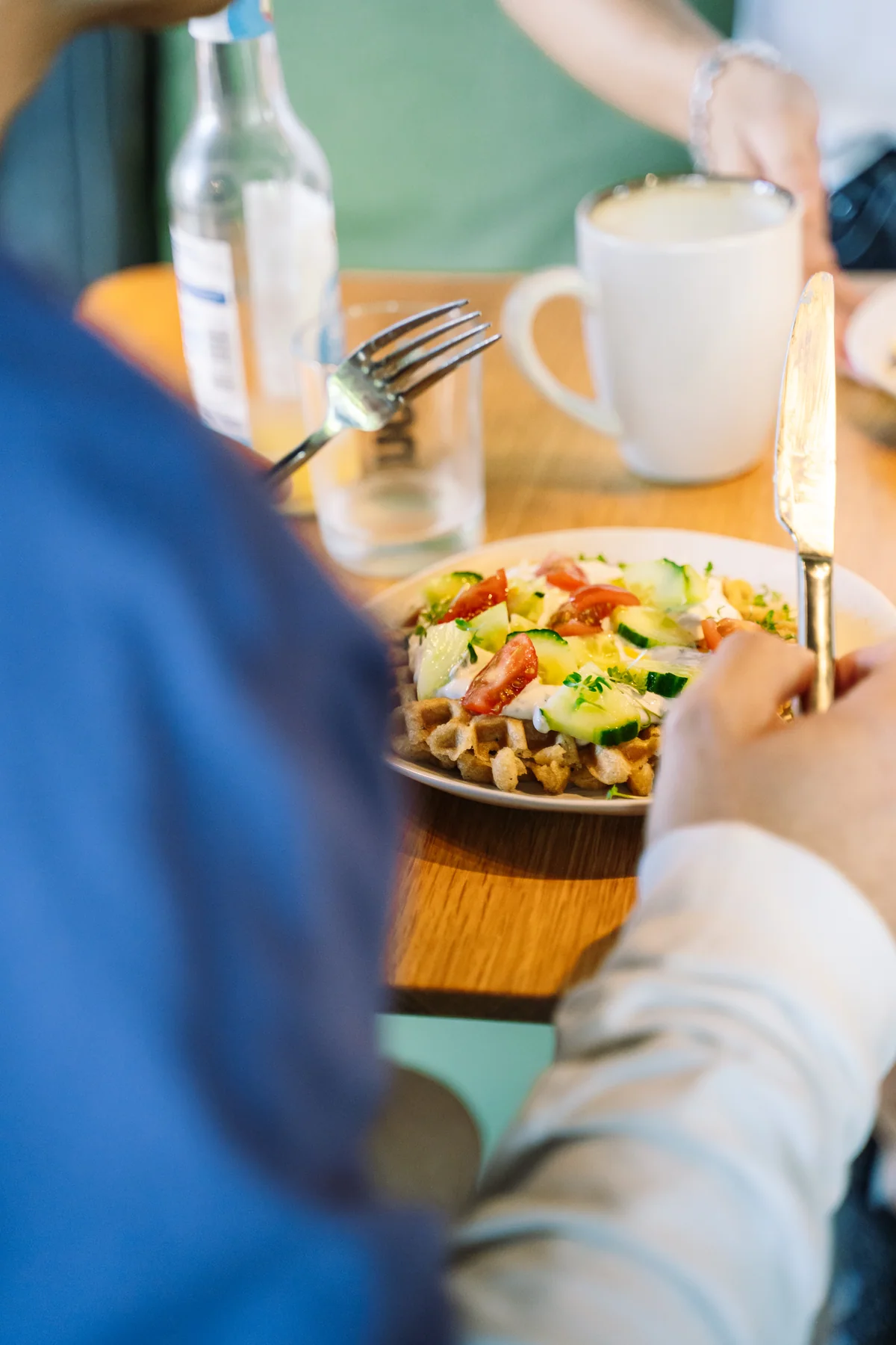 Gemeinsame Pause mit einer herzhaften Waffel, Gurken und Tomaten