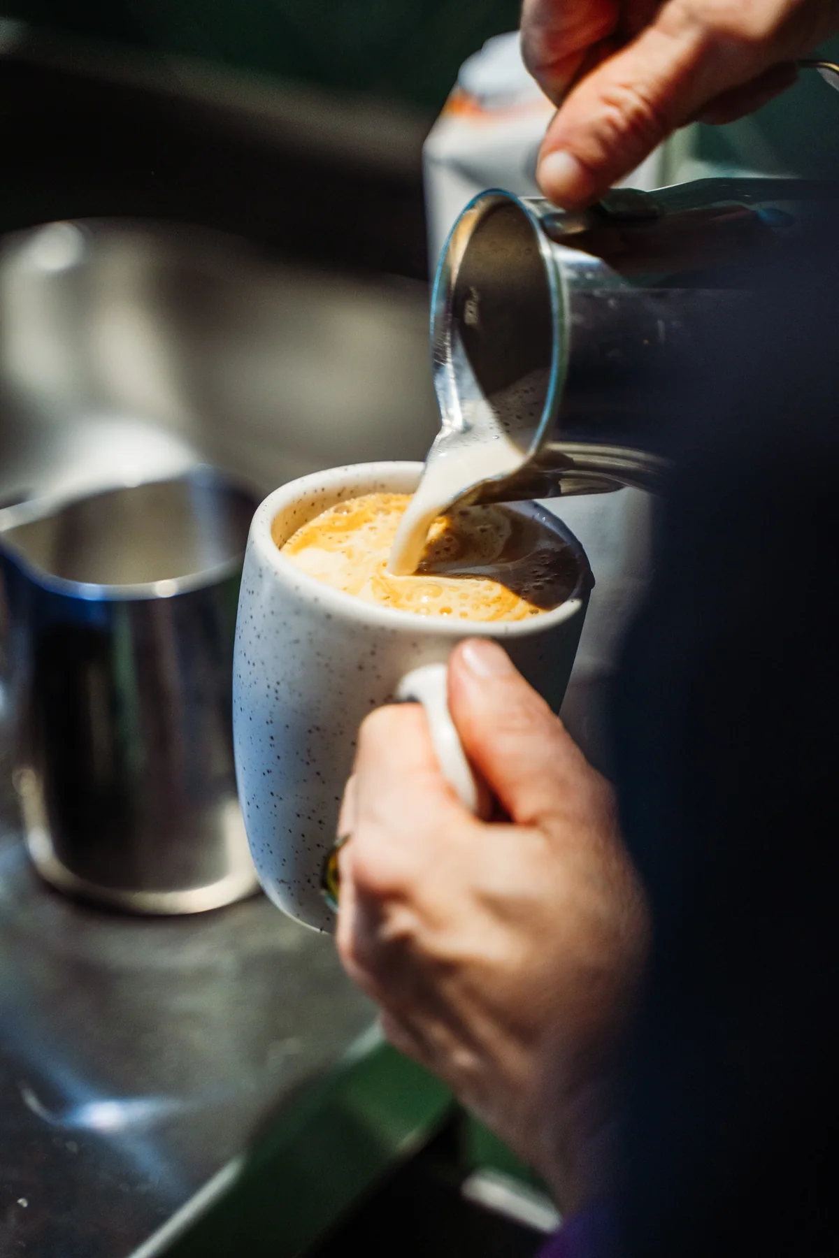 Frisch zubereiteter Kaffee wird an der Theke eingegossen
