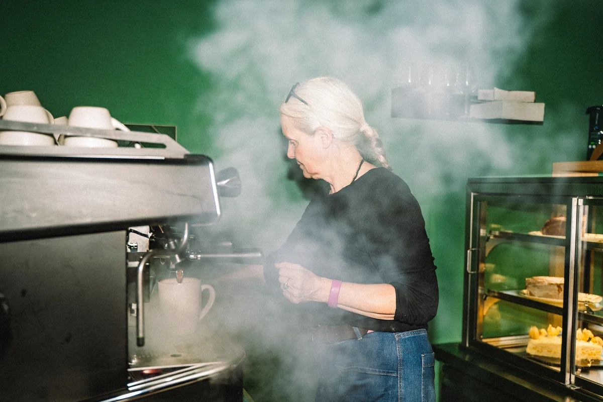 Kaffeezubereitung an der dampfenden Espressomaschine im Café