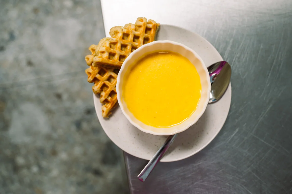 Suppe mit herzhaften Waffelstücken im Café Blattwerk
